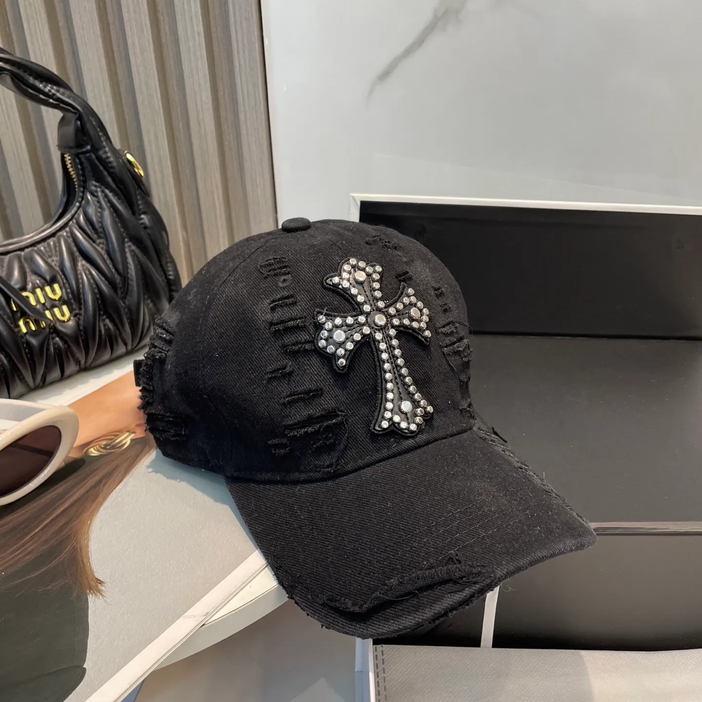 P66 Crow Heart 🆕🆕New baseball cap, stylish and classic cross logo, casual with a cool feeling, unisex style, same style for men and women! Very easy to match! Head circumference: 56-58cm is available